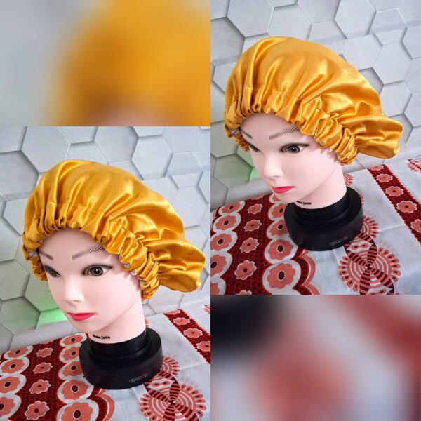 Bonnets en satin colorés