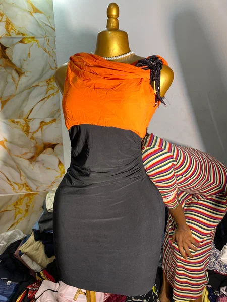 Robe élégante noir et orange