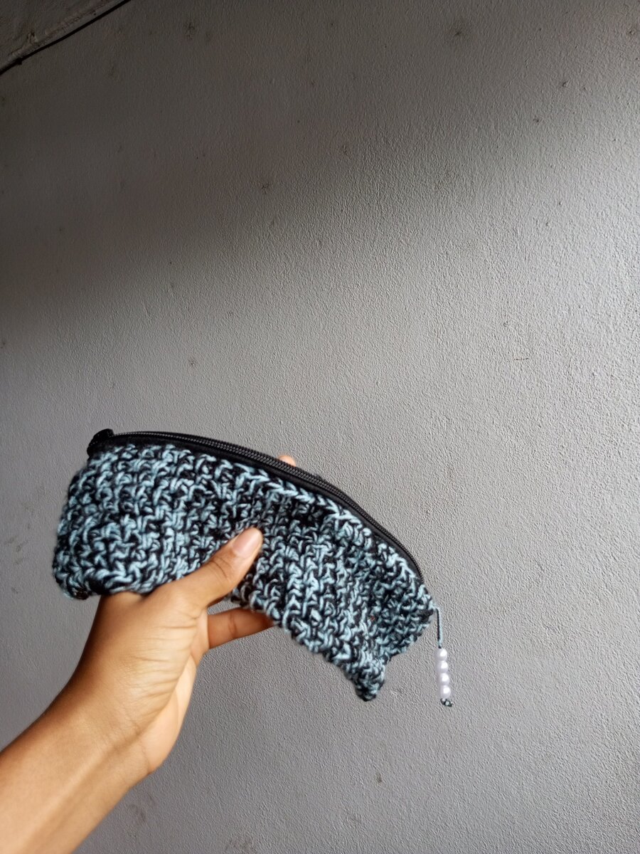 Trousse en crochet bleu