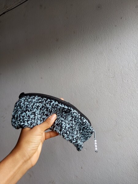 Trousse en crochet bleu