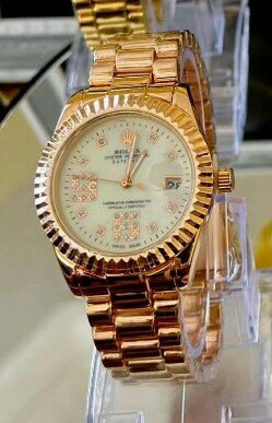 Women's wristwatch with metal bracelet