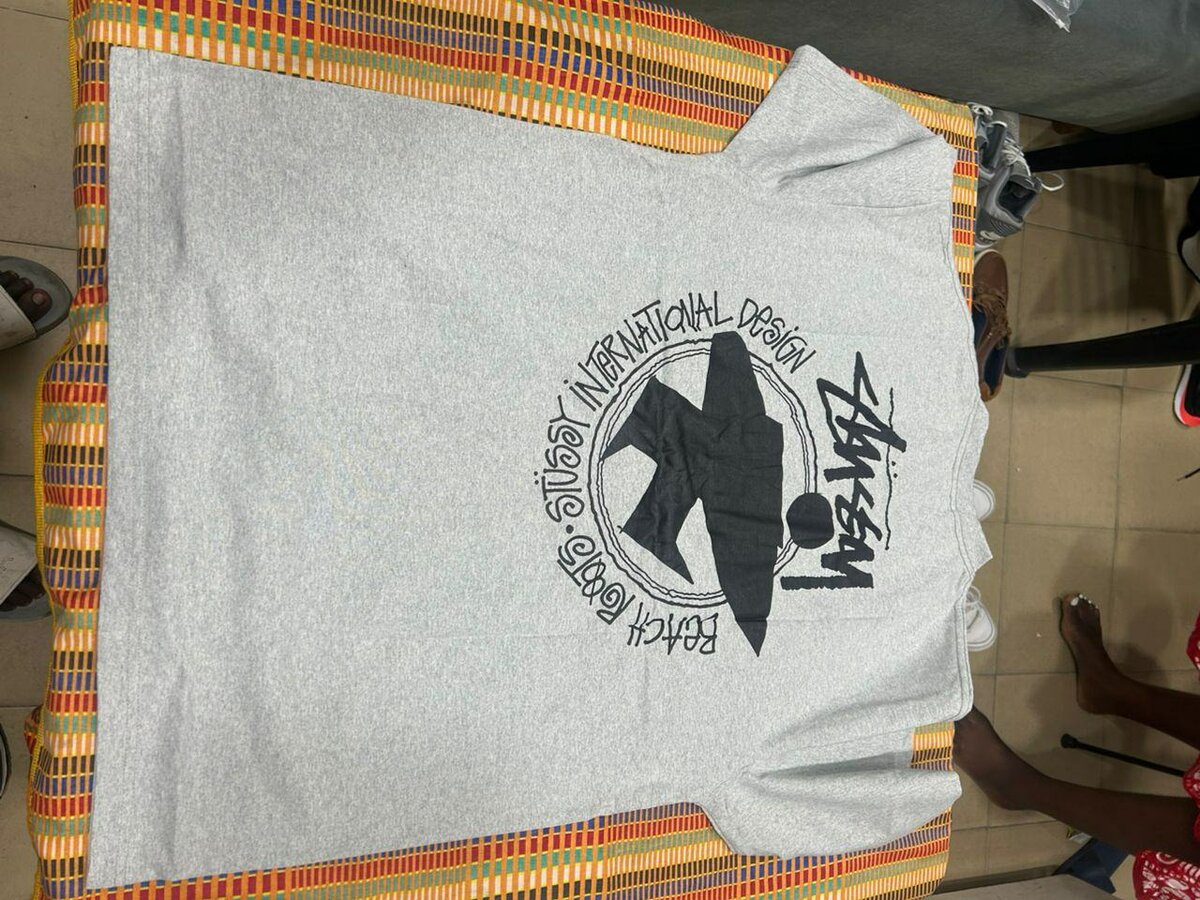 T-shirt gris à logo