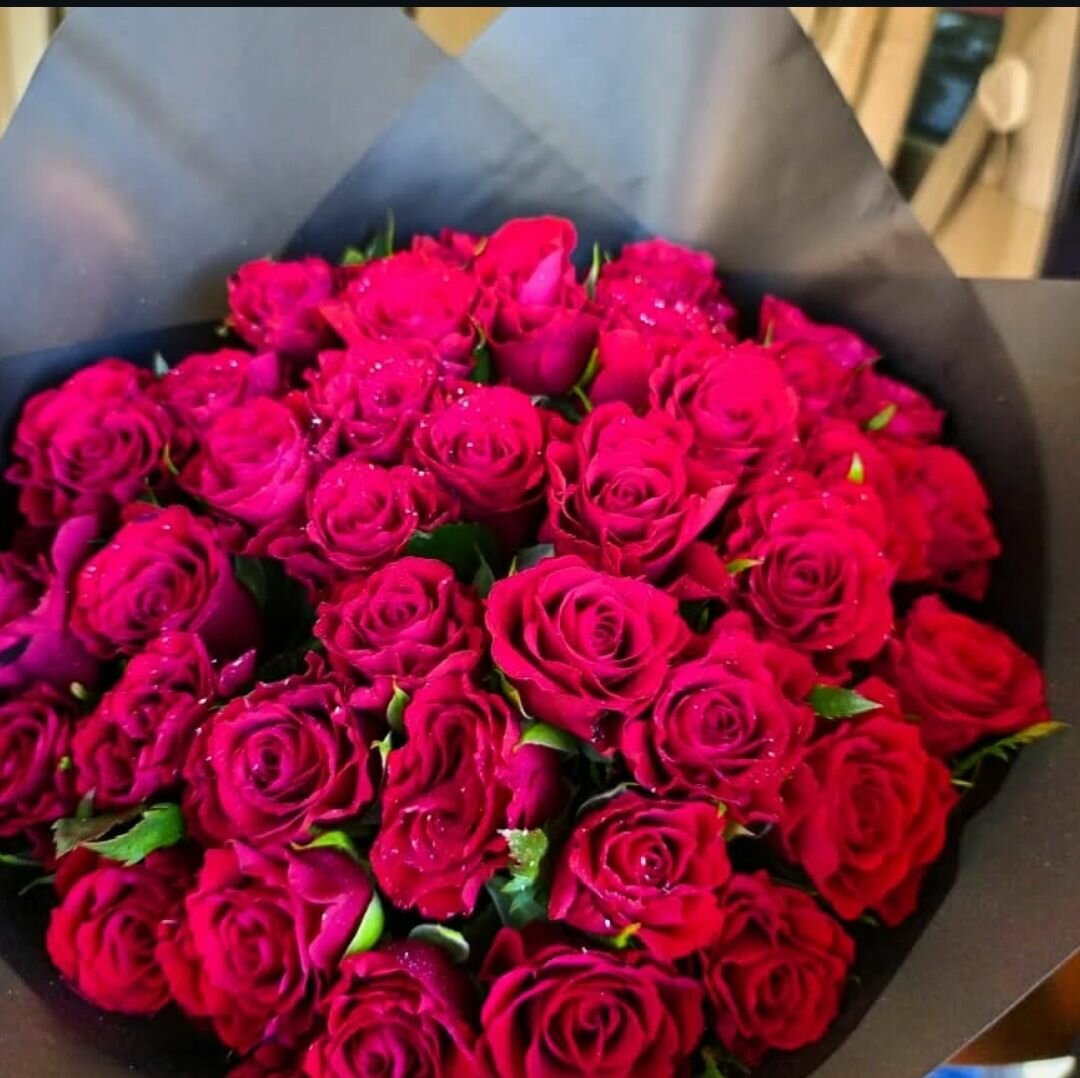 Various sizes of fresh Roses available...Kindly dm for price