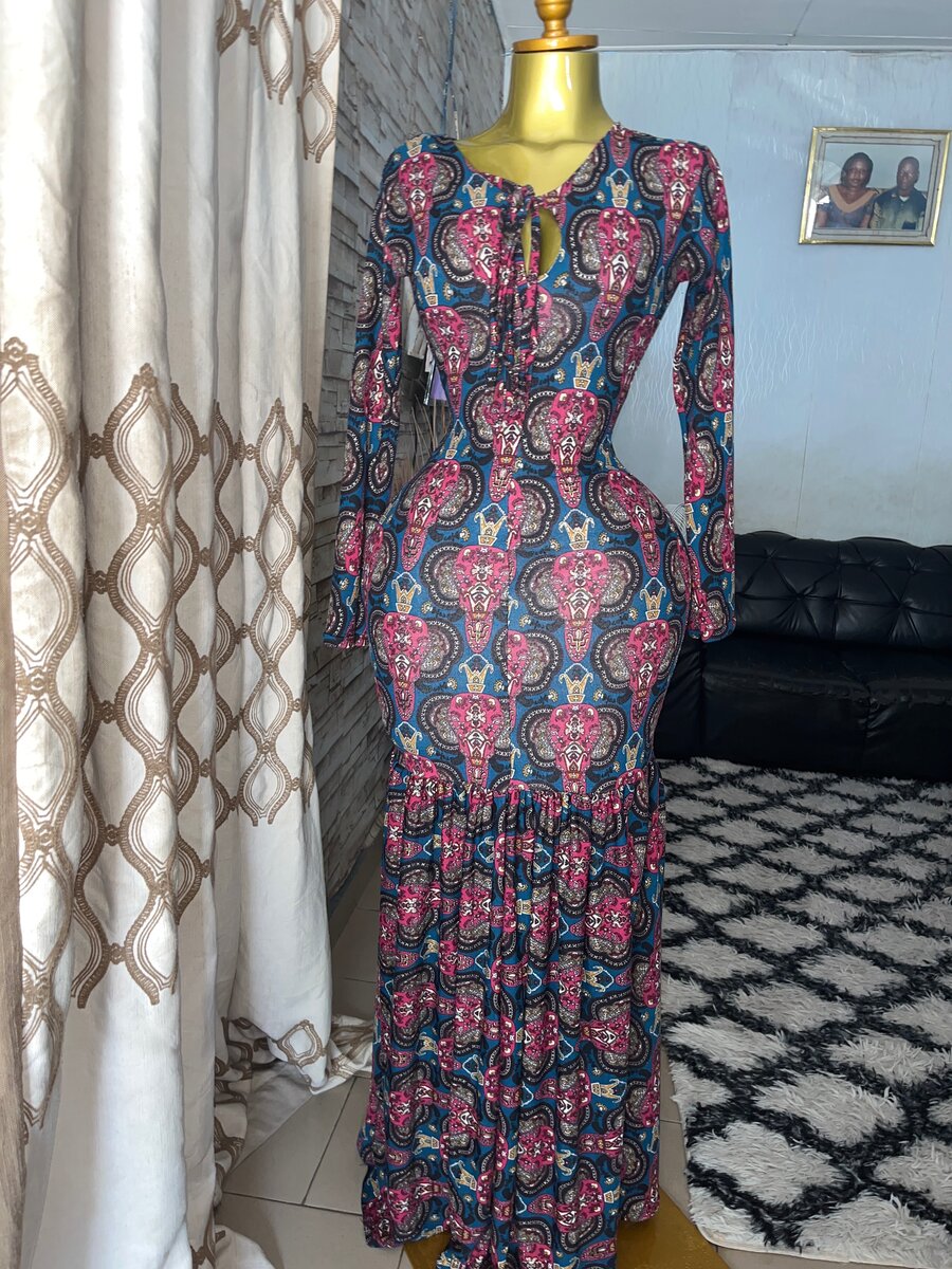 Un ensemble et robe moulante