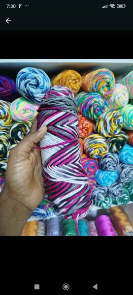 Fil à tricoter coloré