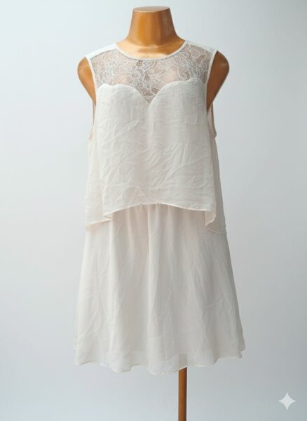 Robe blanche en dentelle élégante