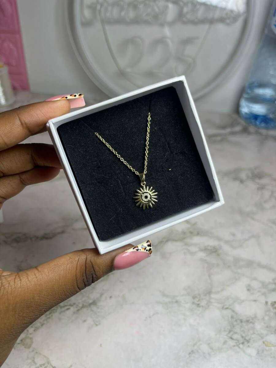 Collier Soleil Doré Élégant