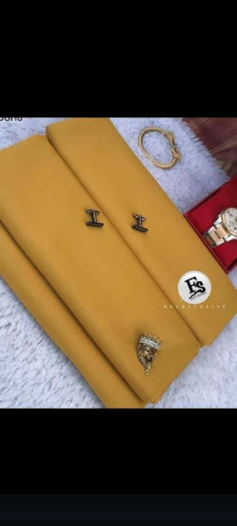 Tissu élégant avec boutons décoratifs