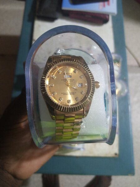 Montre élégante en or