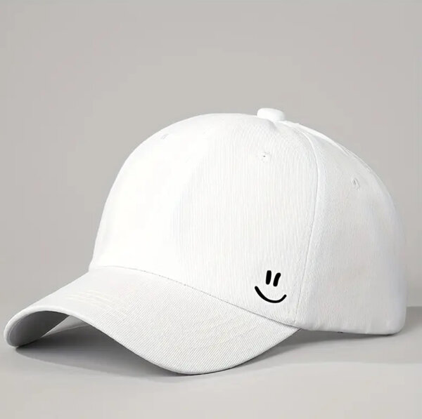 Casquette blanche avec sourire