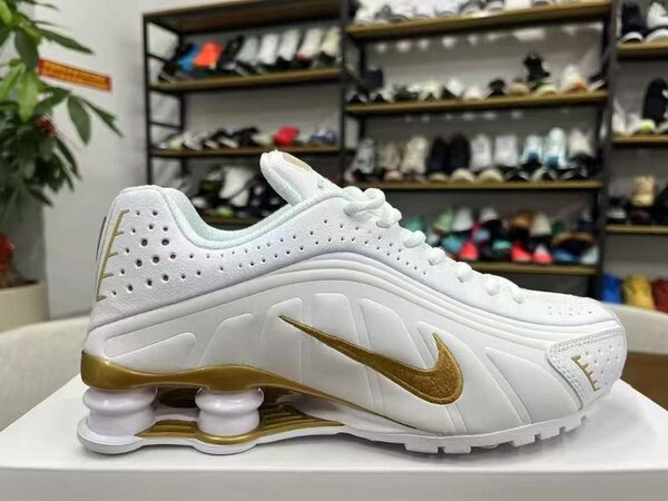 Baskets blanches sport élégance