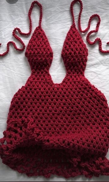 Top crochet rouge élégant