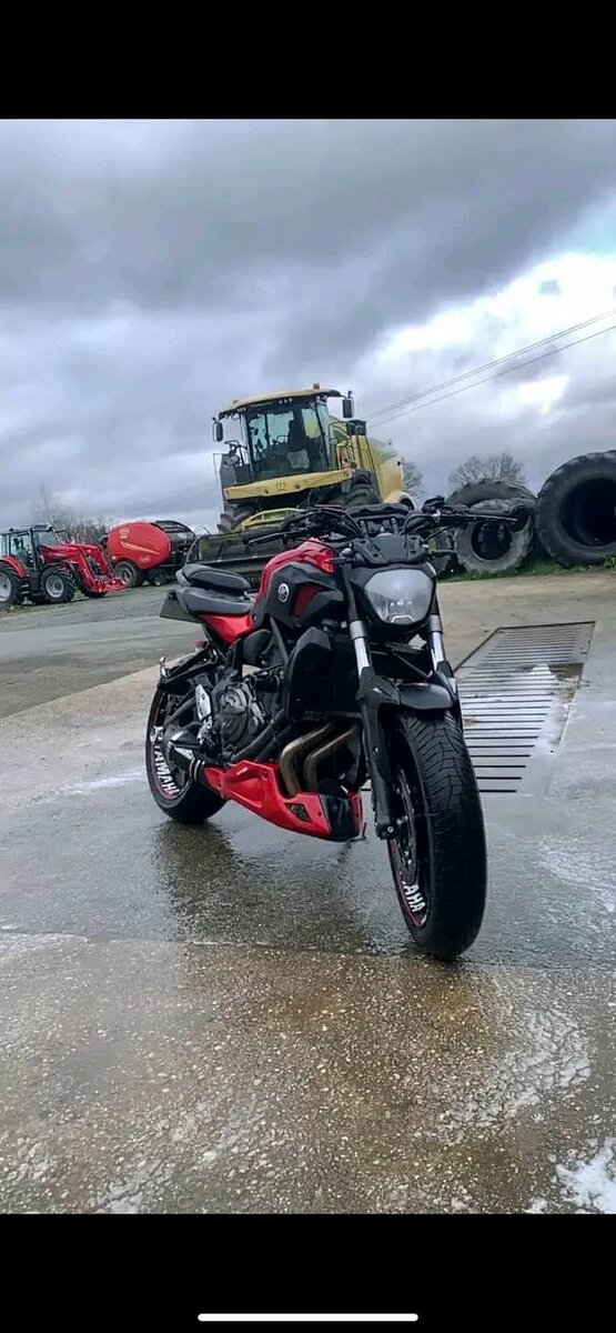 Moto sportive rouge puissante