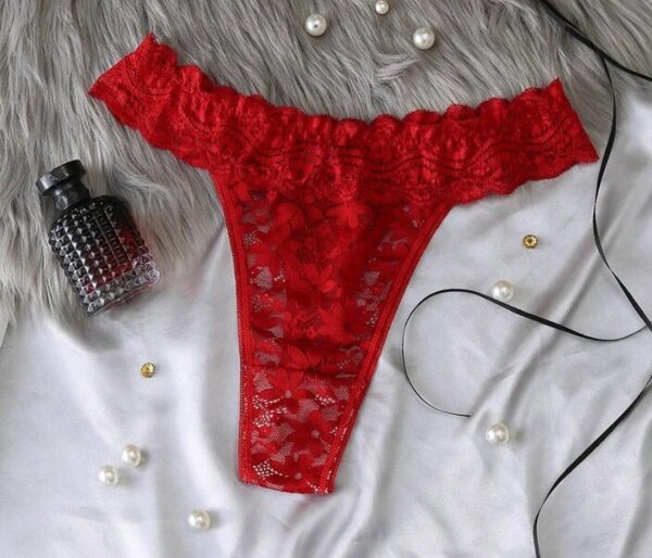 String en dentelle rouge