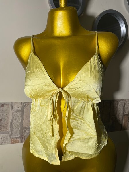 Haut à fines bretelles jaune