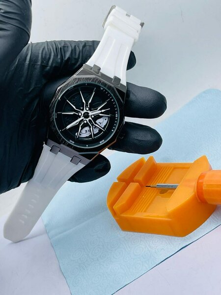 MONTRE HERYI EN GOMME