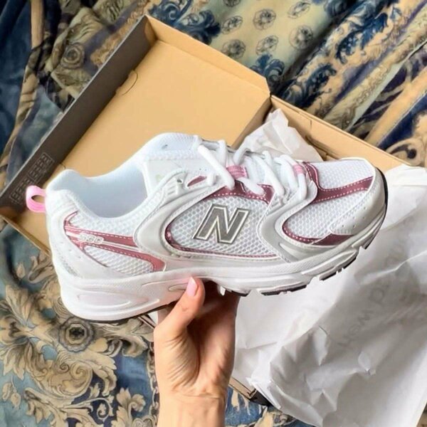 Baskets de course roses blanches