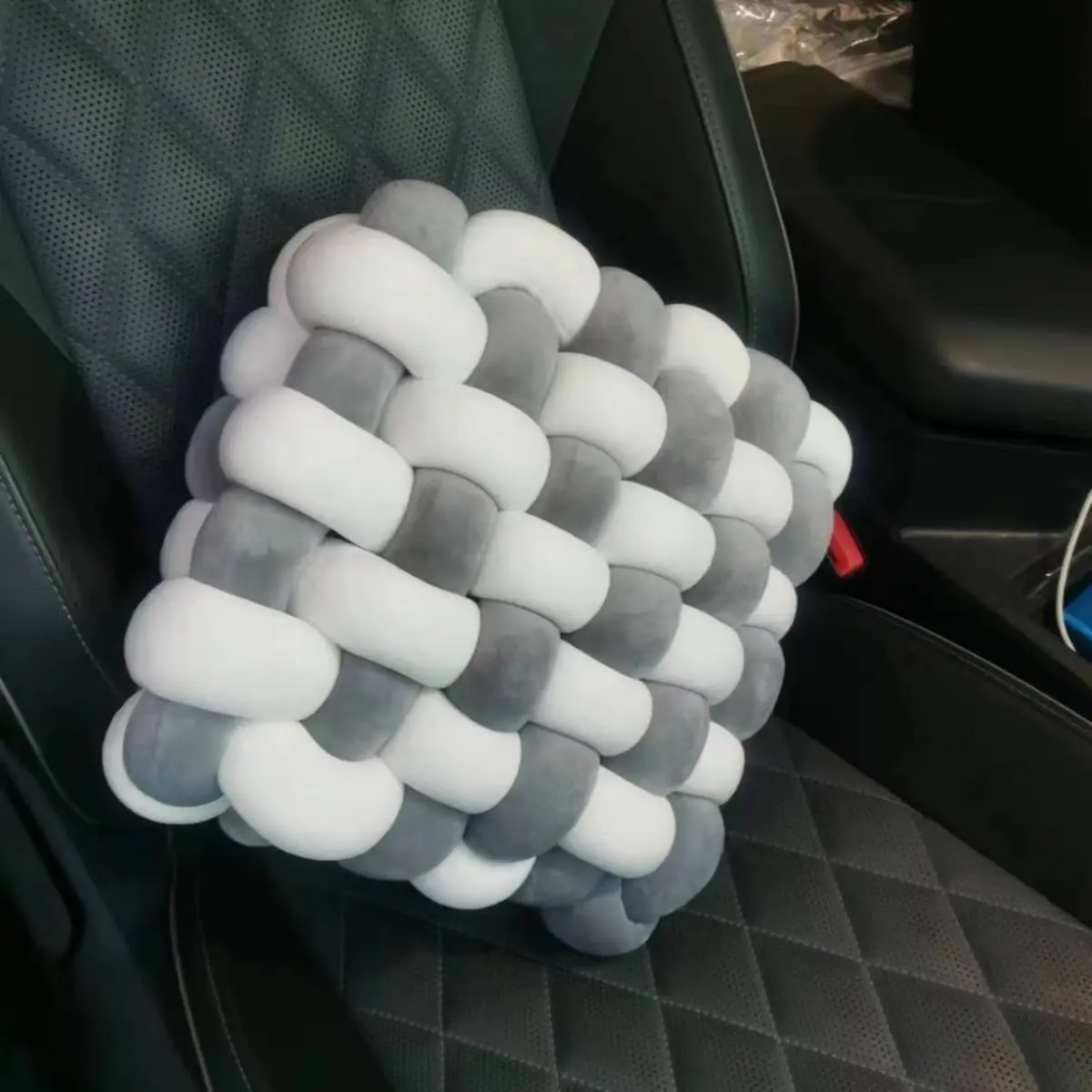 Coussin tressé décoratif