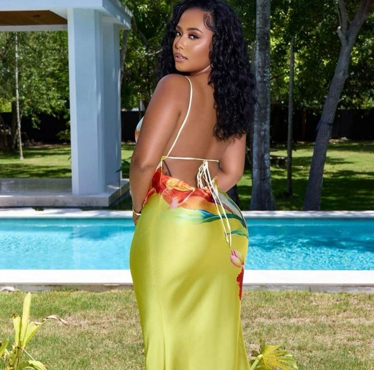 Robe dos nu tropicale élégante