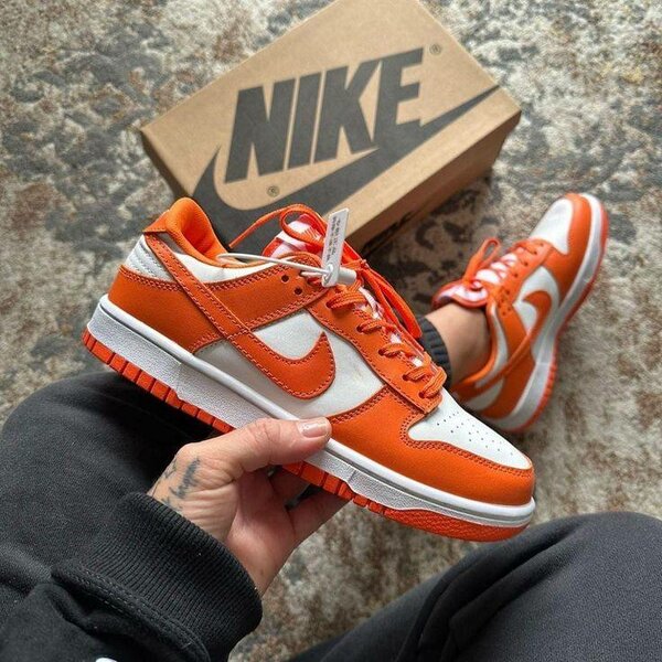 Baskets Nike orange et blanches