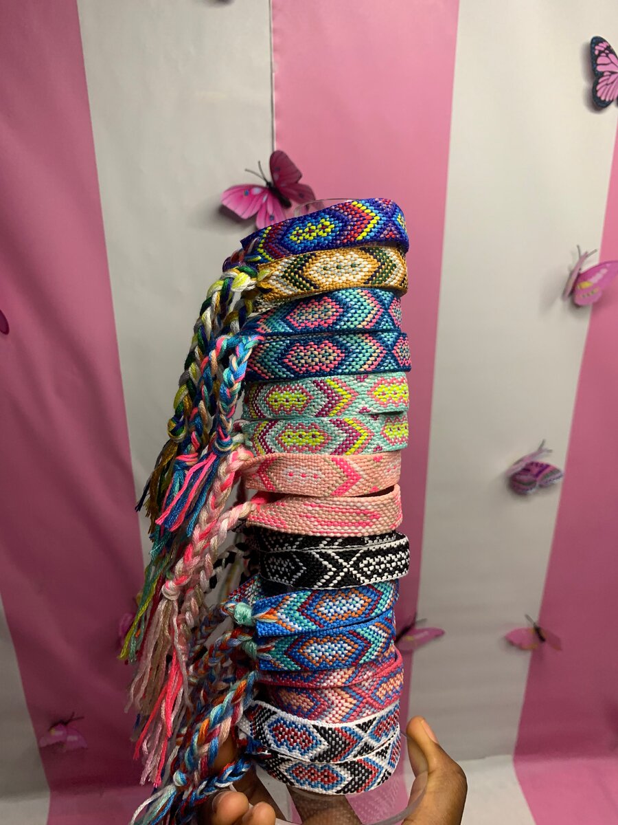 Bracelets tissés colorés