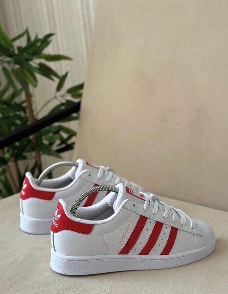 Baskets blanches rayées rouges