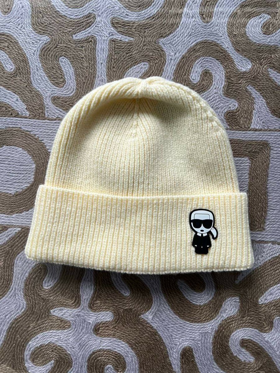 Красивая модная шапка