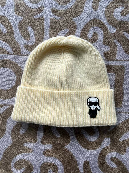 Красивая модная шапка