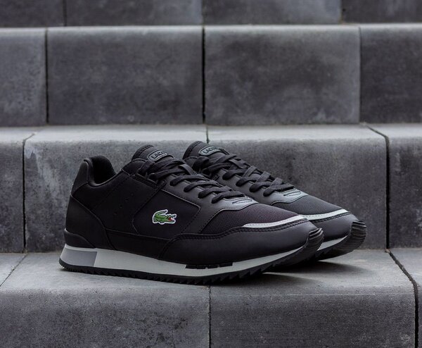 Baskets noires Lacoste élégantes