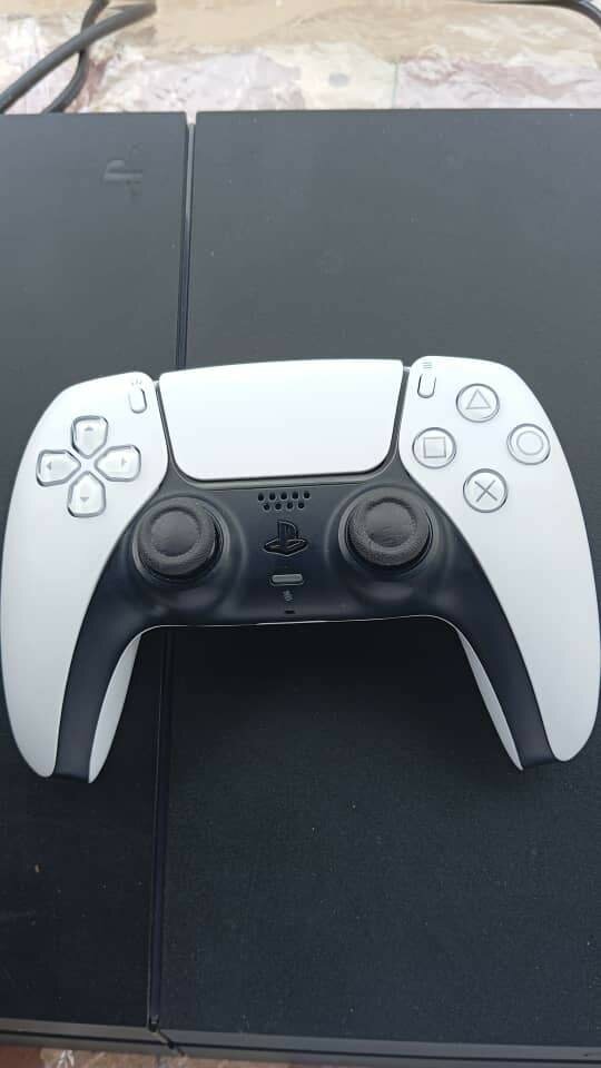 MANETTES PS5 QUASI NEUF