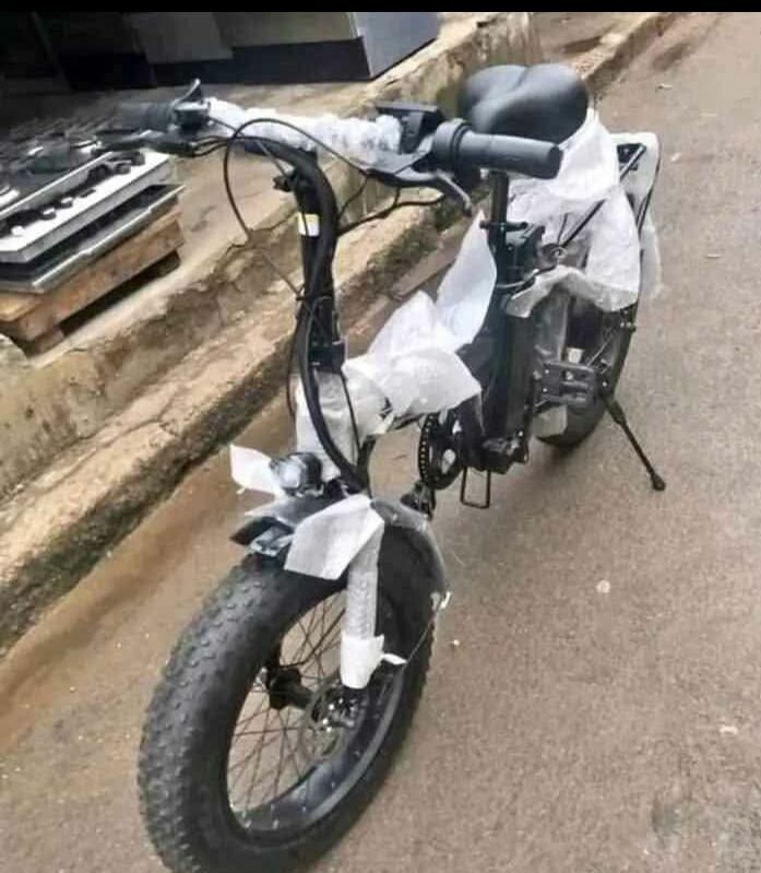 Vélo électrique pliant compact