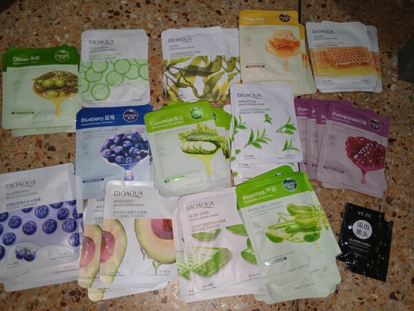 Moisturizing facial mask