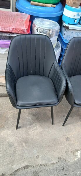 Chaise design en simili cuir noir