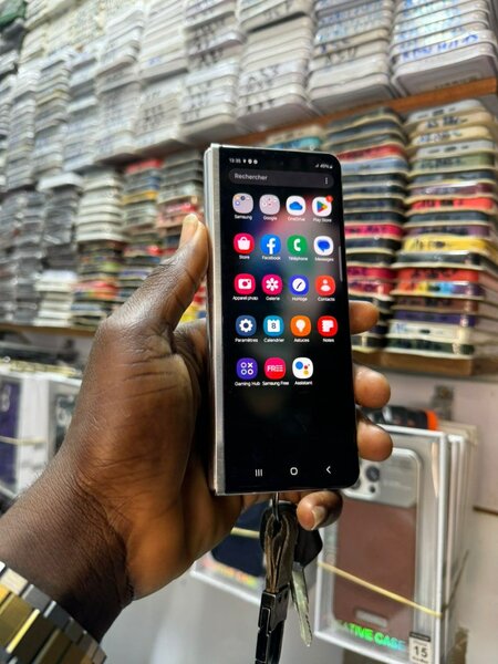 Galaxy z fold 3 256 giga mémoire interne et 12 giga ram tout