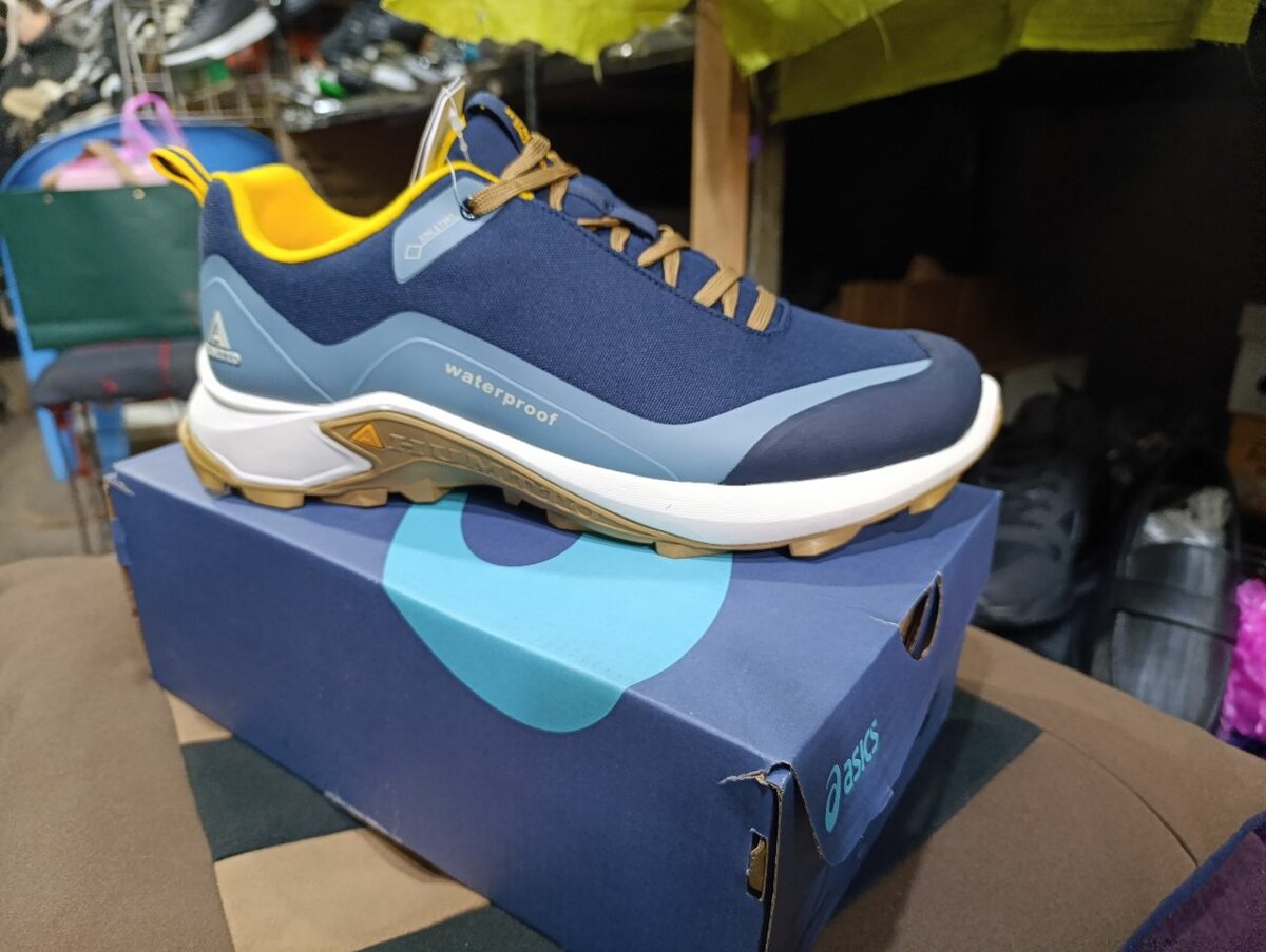 Спортивные кроссовки