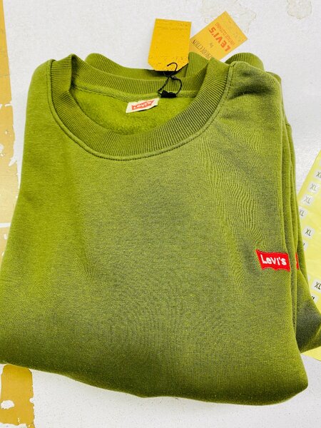 Sweat shirts Levis , Lacoste, Nike