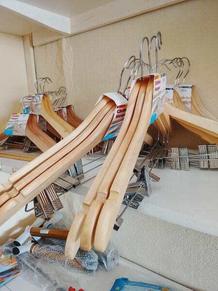 Cintres en bois avec pinces