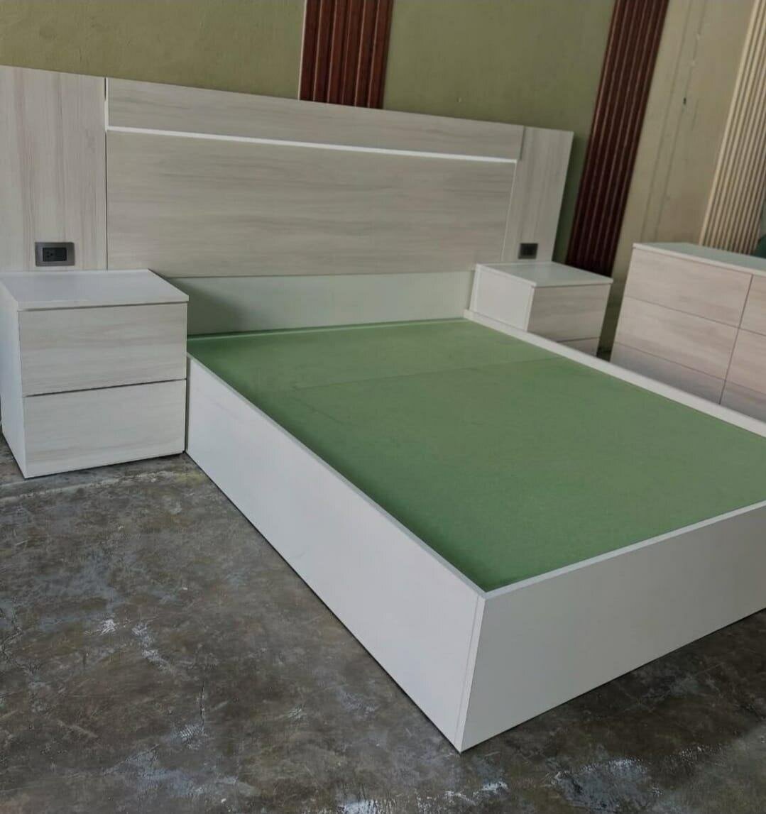 Lit moderne avec sommier intégré