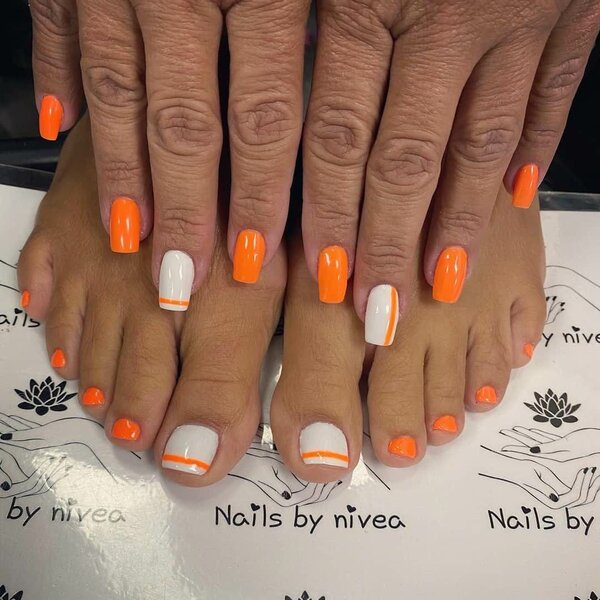 Manucure orange et blanche