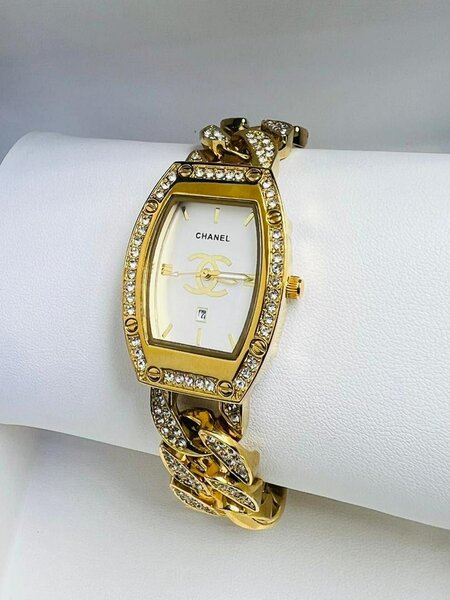 Montre de luxe dorée