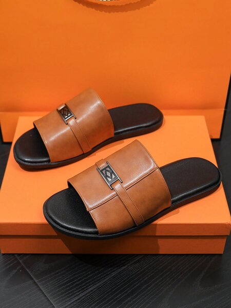 Claquettes en cuir épuré