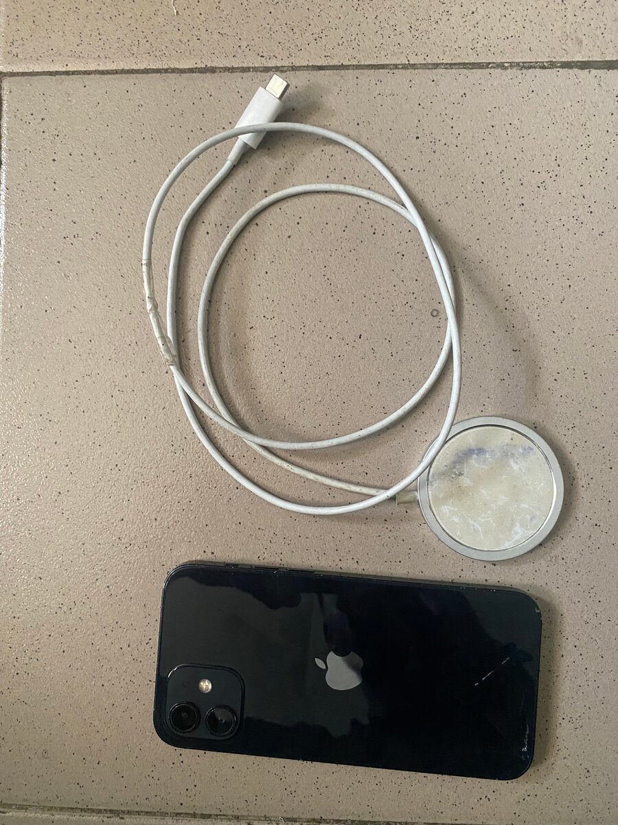 iPhone 12 et Chargeur MagSafe
