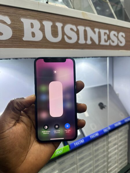 12 mini 64giga dos légèrement