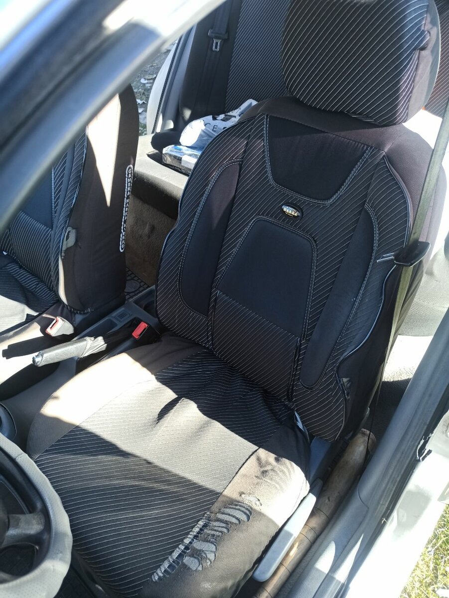 Чехлы б/у универсальные. Передние протёртые.Задние отличные.