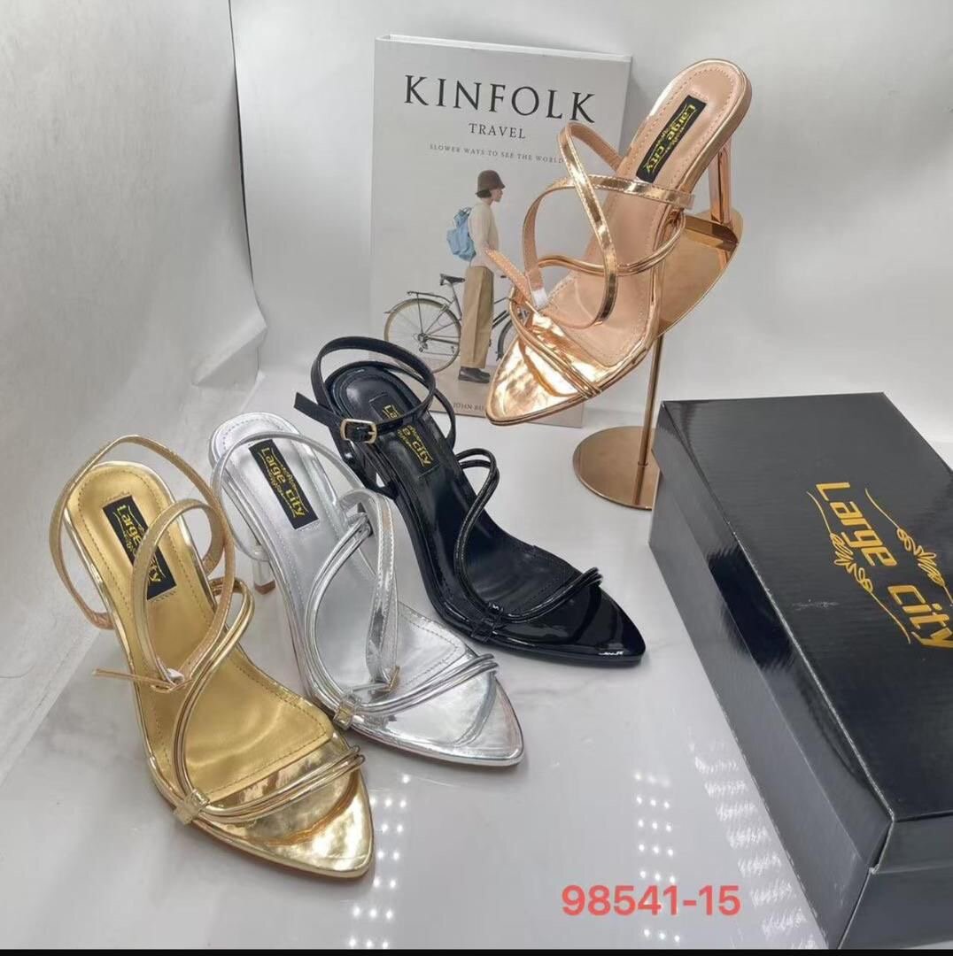 Sandales dorées à talons haut