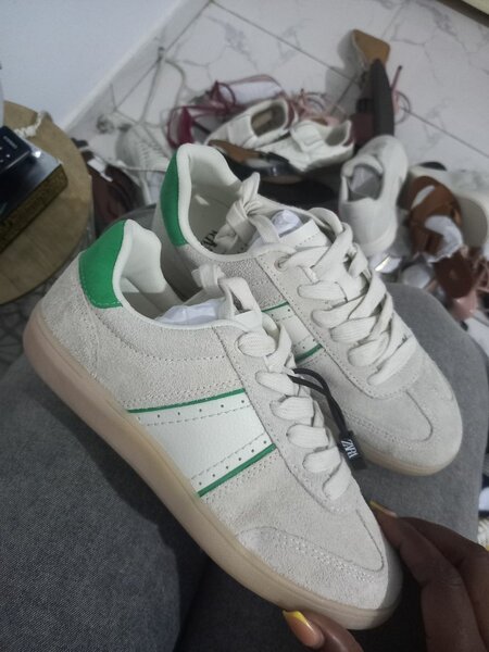 Baskets en daim blanc et vert