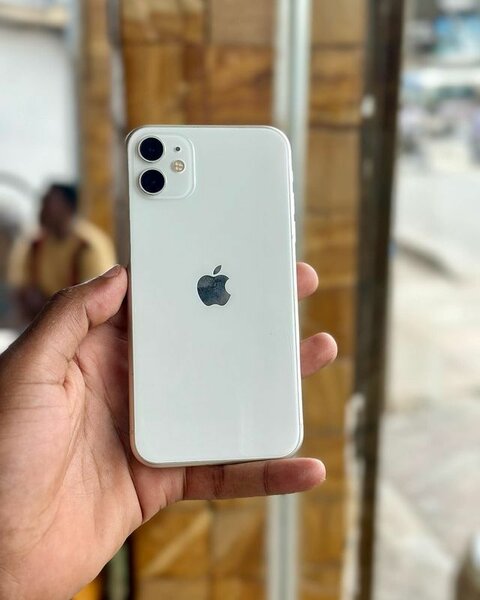 iPhone 11 (64GB)