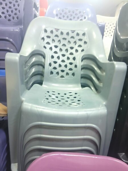 Chaises empilables en plastique