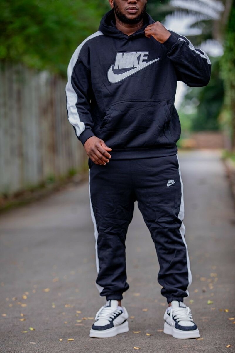 Complet homme disponible à de bon prix