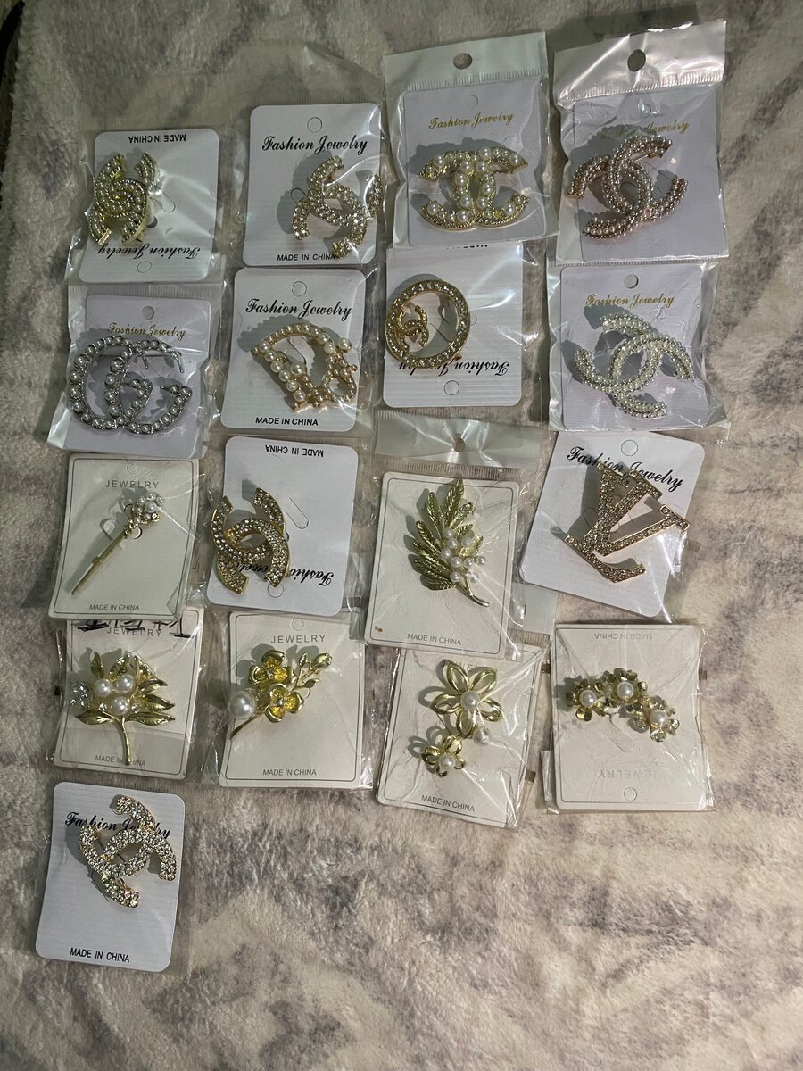 Broche élégante perles dorée